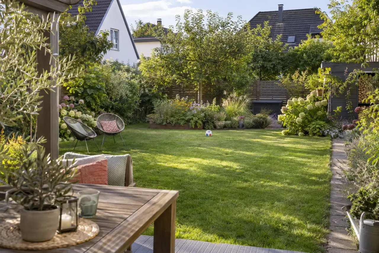 Offene Mitte in einem rechteckigen Familiengarten mit seitlichem Weg.