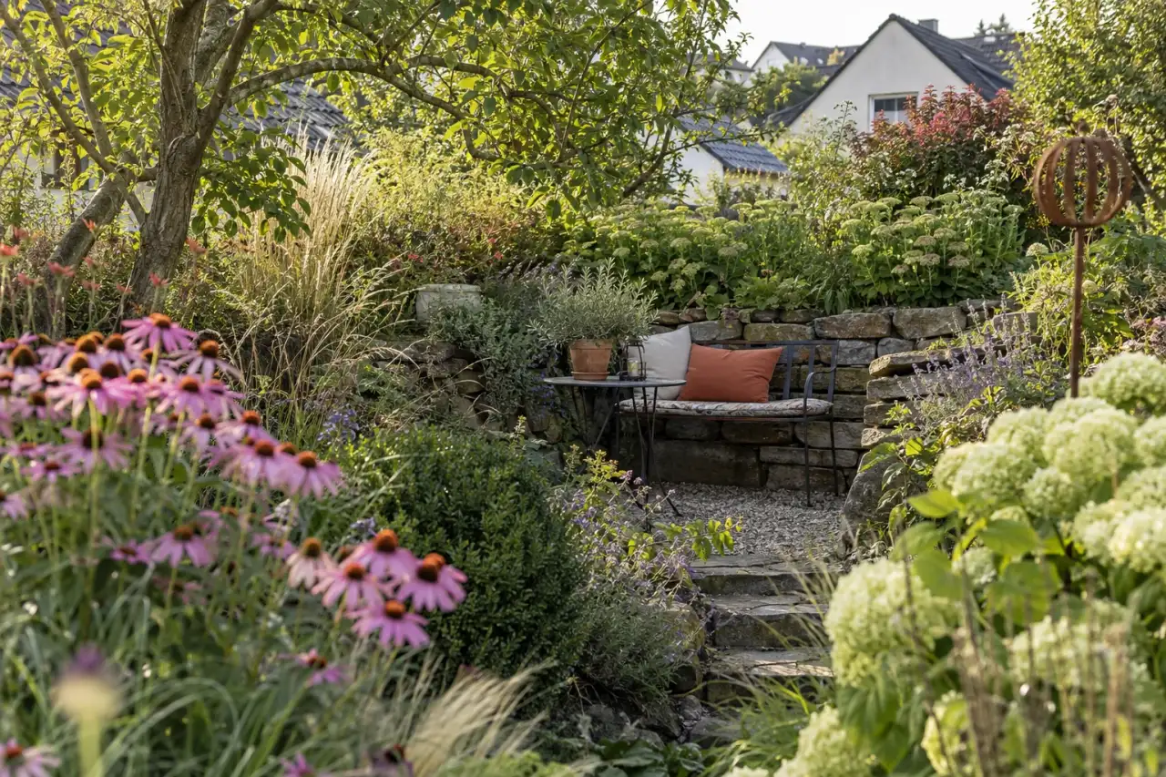 Naturnahe Hangterrasse in dicht bepflanzter Böschung.