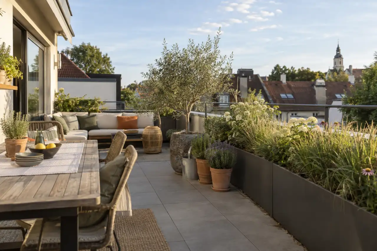 Großzügige mediterrane Kübelgruppe für eine Dachterrasse.