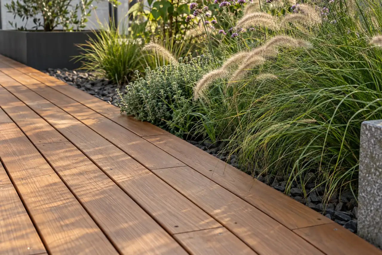 Warmes Holzdeck mit angrenzenden Gräserhalmen