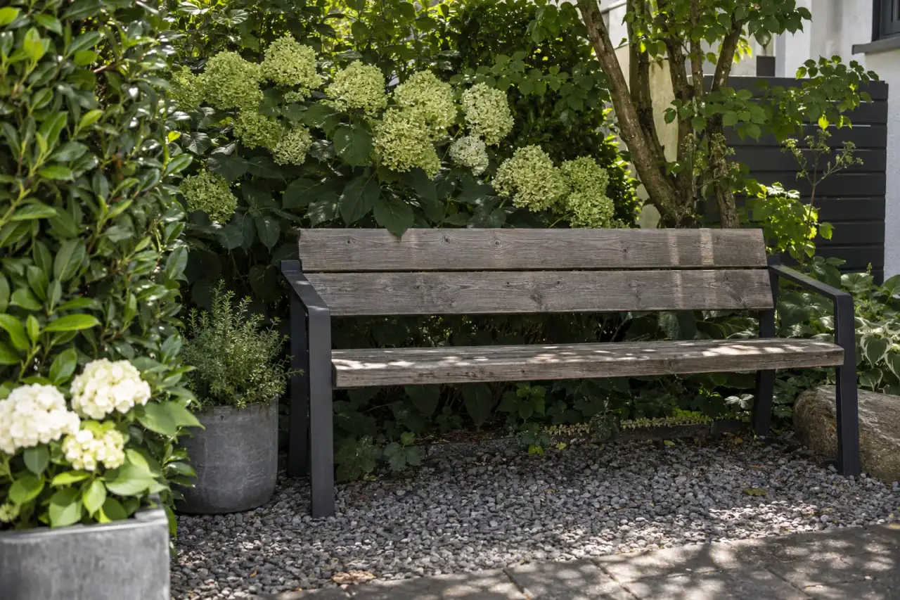 Kleine Sitznische mit schlichter Holzbank und zurückhaltenden Metallteilen