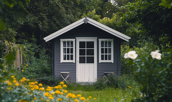 Die Attraktivität der Farbkombination Grau-Weiß für Gartenhäuser
