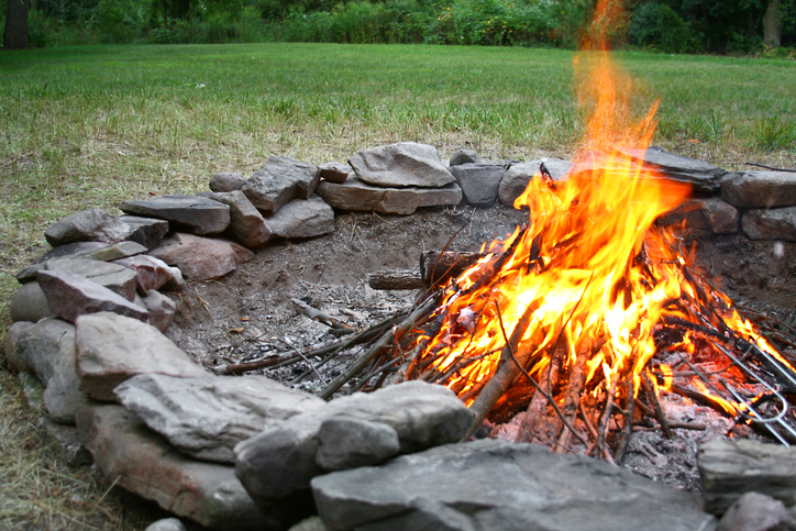 Feuerstelle Im Garten So Sorgen Sie Sicher Fur Ein Kuscheliges Feuer