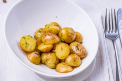 fruehkartoffeln-mit-schale-essen