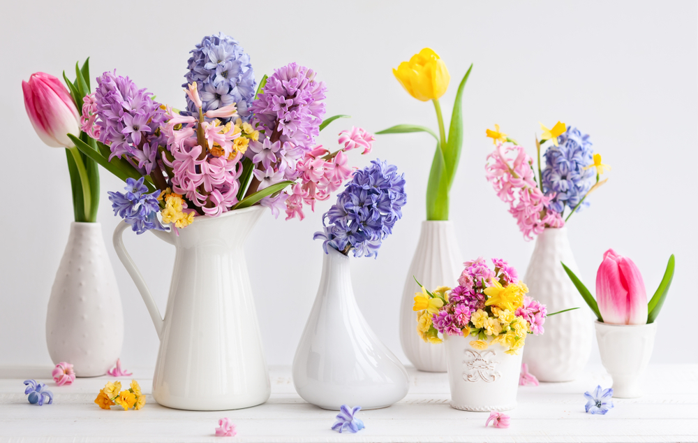 hyazinthen-und-tulpen-in-einer-vase