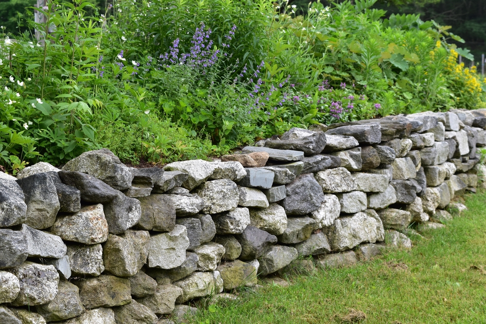 Natursteinmauer » Einsatz, Eigenbau, Fundament und mehr