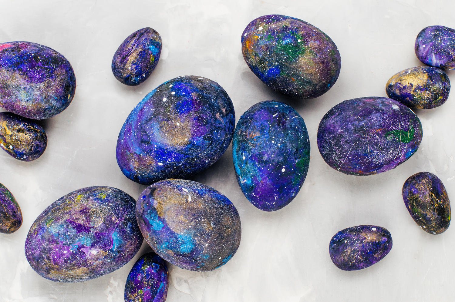 Steine, die mit einem Galaxie-Muster bemalt sind